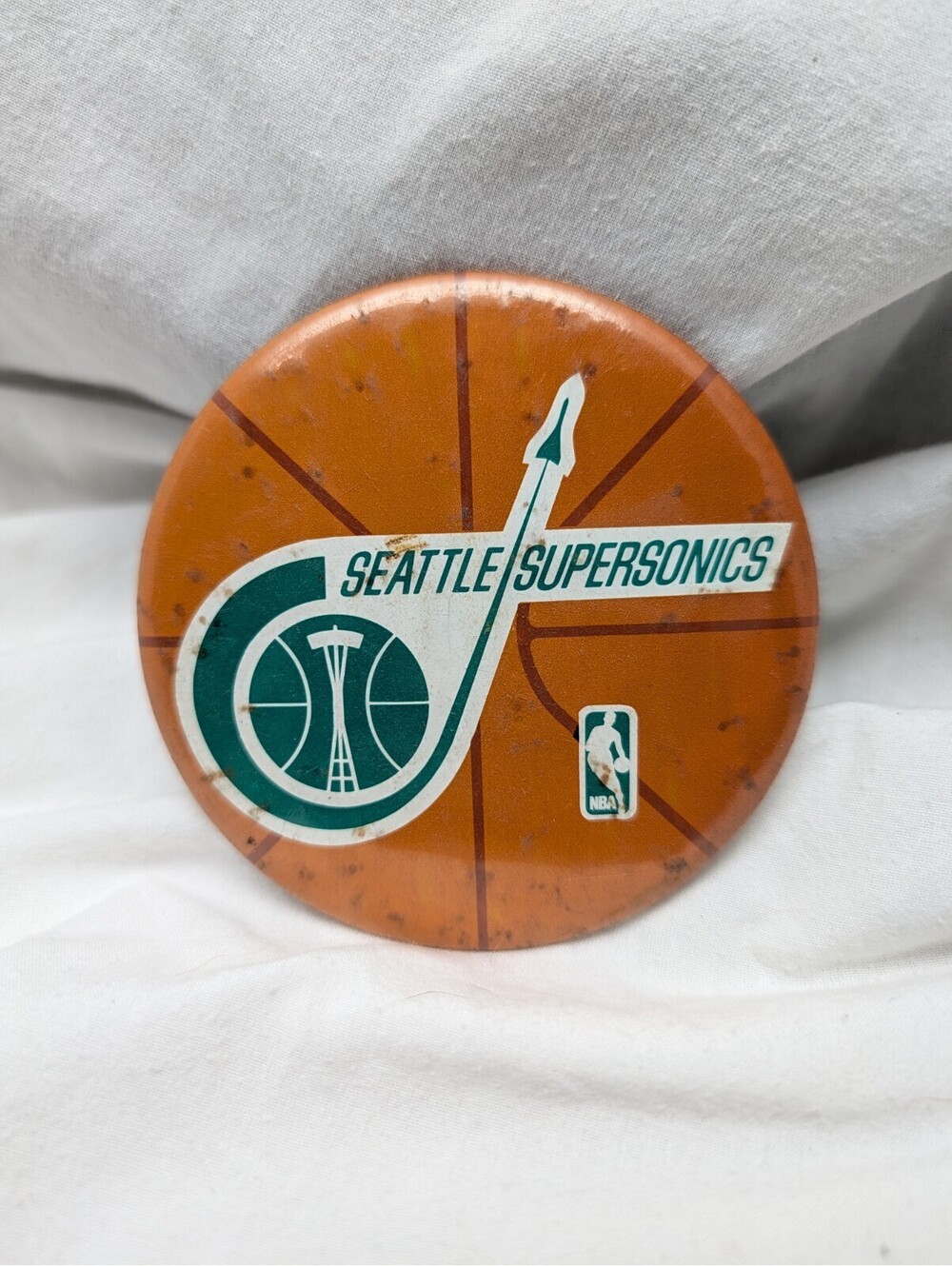 VINTAGE SEATTLE SUPERSONICS 3 1/2" PINBACK NBA BASKETBALL